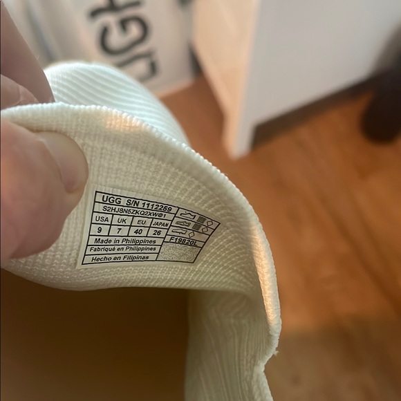 UGG White Loafers Slip-Ons with Textured Upper - Picture 4 of 4